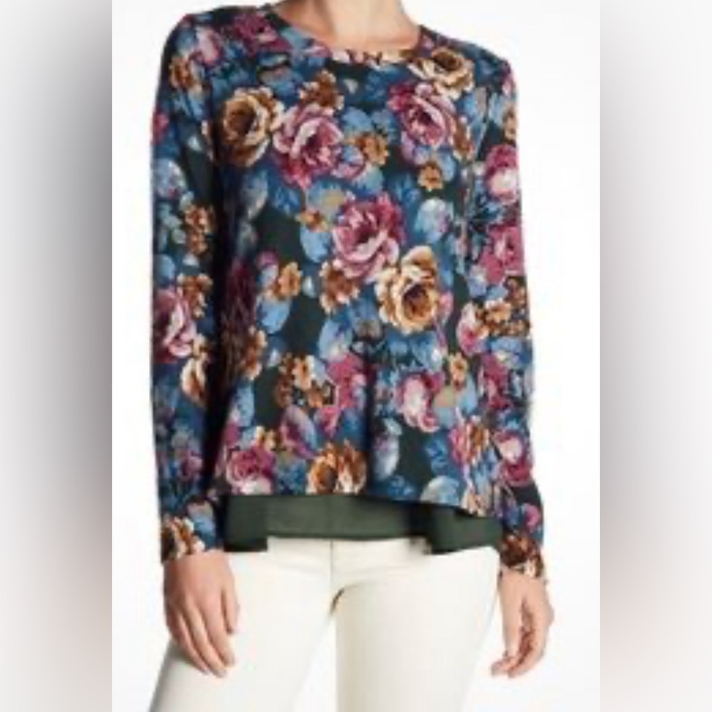 WALLPAPHER size 3X, floral print, long sleeves sweater over green lining.